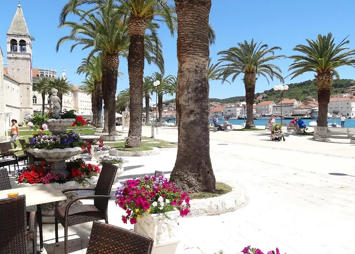 Trogir Yellow House