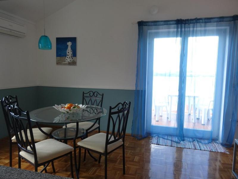 Yellow House Apartment *